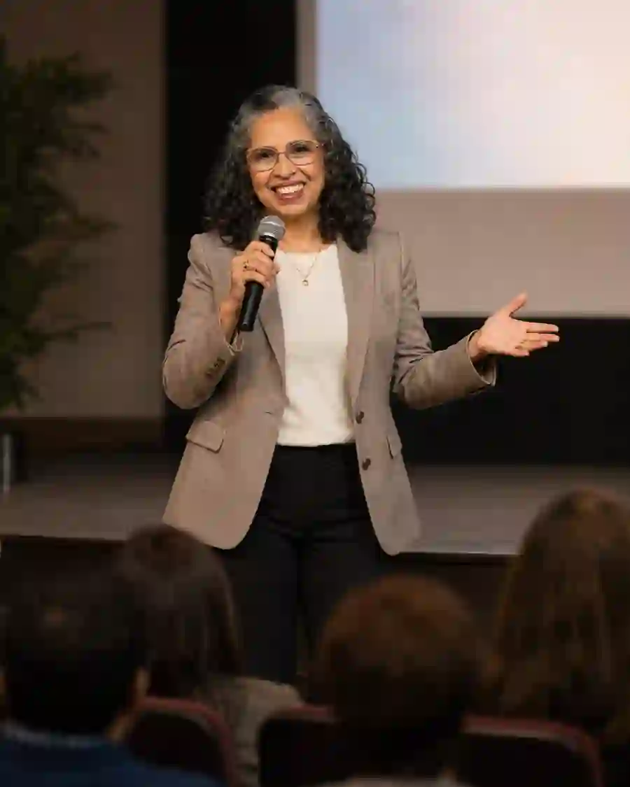 Lúcia Cortez ministrando uma palestra